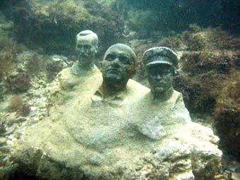 Фото с сайта lenta.ru Музей памятников и бюстов коммунистам на дне Черного моря