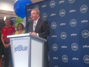 Президент JetBlue открывает первый полет компании. Фото Хосе Карлоса де Сантьяго Первый рейс авиакомпании JetBlue Airways приземлился в Санта-Кларе